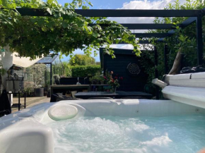 Charming villa, stylish decor with Jacuzzi, Præstø